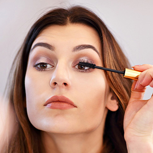 Mascara & Serum in einem: So genial sind die neuen Wimperntuschen