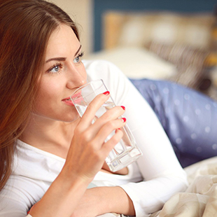 Warum ein Glas Wasser am Bett krank machen kann